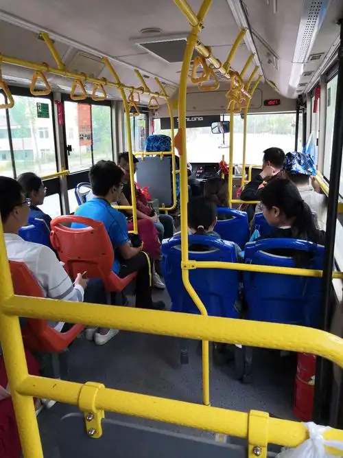 其实接驳车就是公交车.