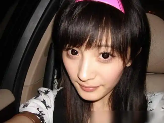 杨幂学生时期旧照曝光容貌水灵,顶剧组造型外出就餐长指甲抢镜