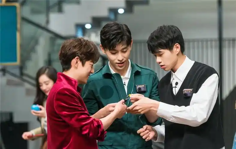 杨幂新综艺定档,邓伦魏大勋撑场,他的画风却最特别!