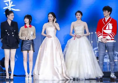 关晓彤的头有多小?章子怡与她合影被虐,杨幂的头比她大一圈