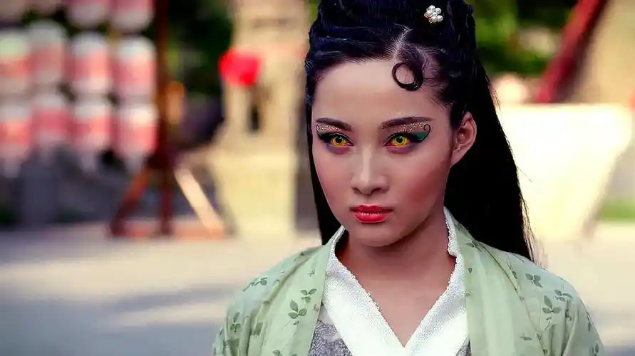 女子天生拥有一双绿色的眼睛,原来她是半人半妖