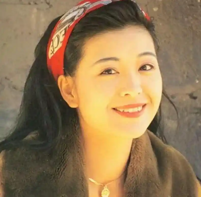 回顾演员伍咏薇结婚13天丈夫去世21岁成寡妇如今苦尽甘来