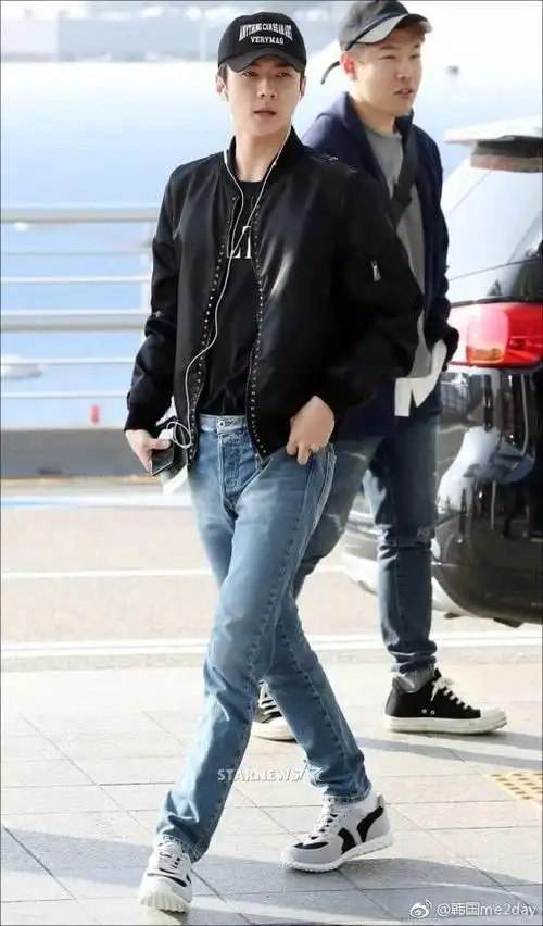 吴世勋素颜亮相机场独自出席活动网友吾家少年初长成