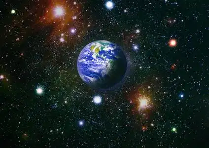 地球太阳恒星和星系的全景图.从太空看地球上的日出照片