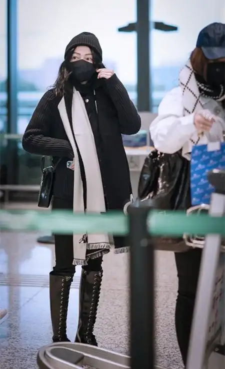 张韶涵气质真好穿针织衫混搭骑士靴不仅不拉垮还个性有范