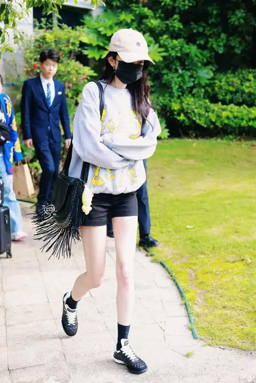 杨幂的挂件好可爱##杨幂卫衣短裤饭拍路透