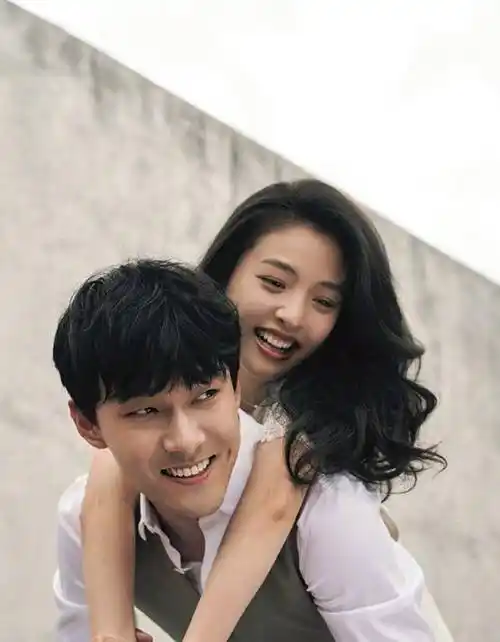 张雨剑被拍与异性在商场搂抱,女方背影不像吴倩,网友这次炸锅了_恋情