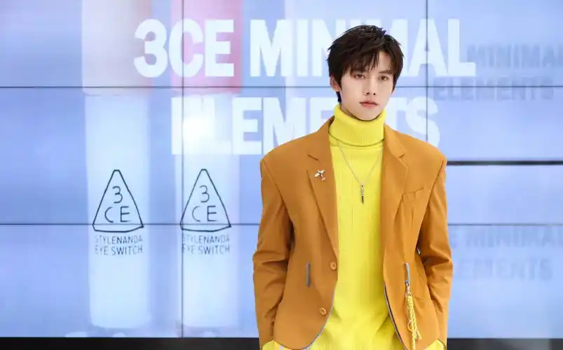 邓超元靓丽毛衣帅气写真