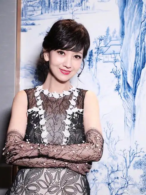 看过的人都颇有感慨,照片中的赵雅芝轻音优雅,软香温玉,多了一份国