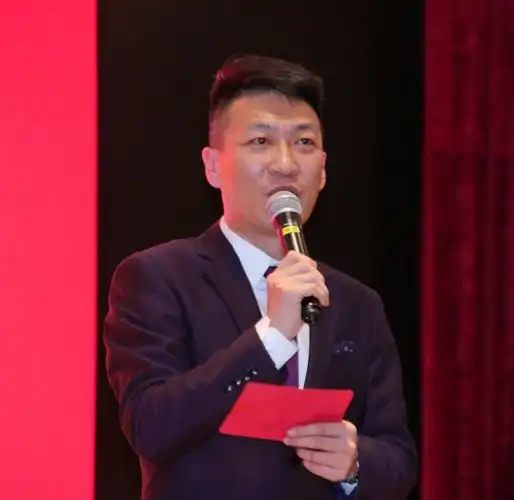 主持人介绍出席今天活动的有关领导和嘉宾