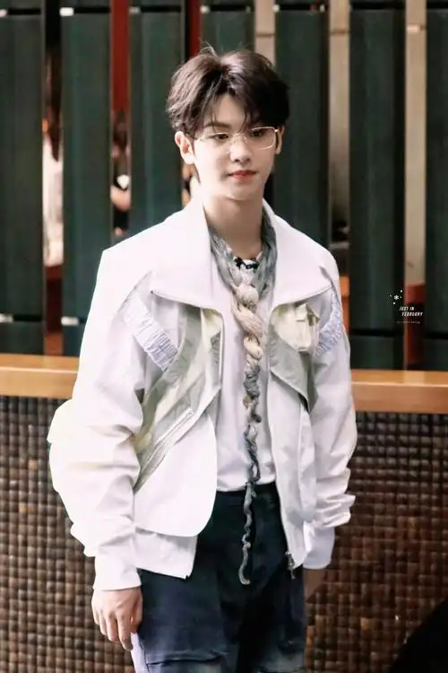 黄明昊密室大逃脱眼镜造型##justin黄明昊密室大逃脱