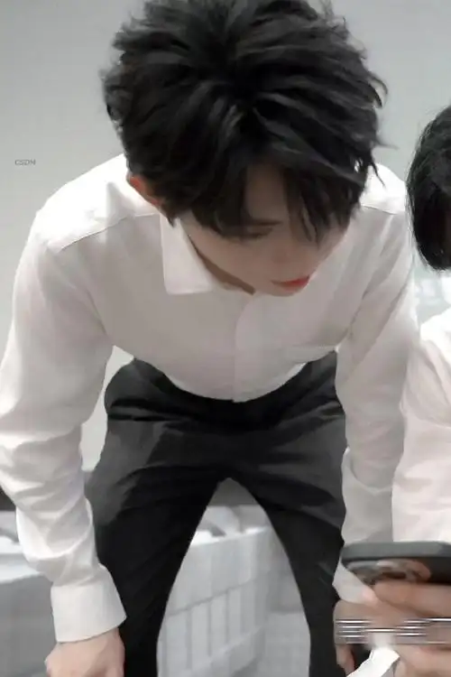 软糯糯的马嘉祺穿白衬衫好可谁能忍住不心动