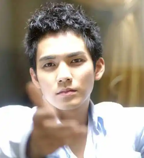 原创原创街舞3队长钟汉良按年龄他可以当王一博的爸吹爆他颜值