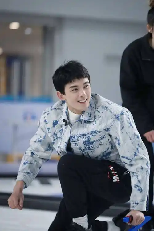 吴磊参加冬奥值日生计划学习冰壶迎冬奥齐刘海碎发少年感十足
