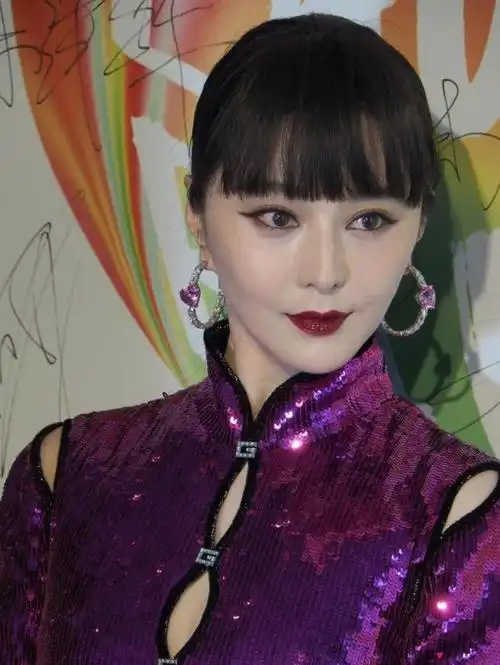 范冰冰现身活动,紫旗袍配绿色长袜造型时尚,称拍新戏艰苦但开心