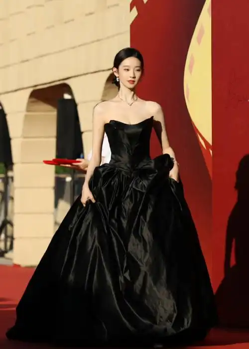 张艺凡红毯奥特曼手势