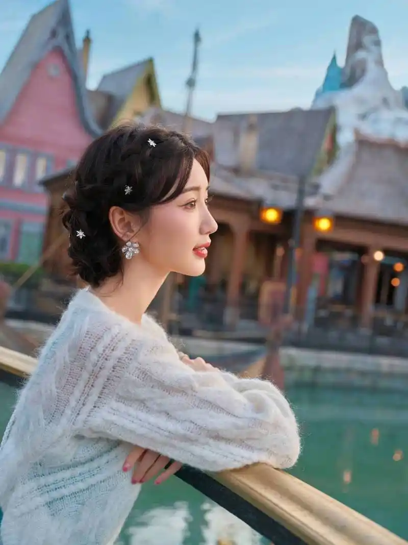 毛晓彤晒出游乐园美照,穿蓝色长裙搭配白色外套超可爱!