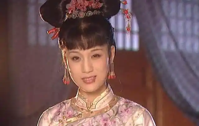 中她惨死马桶堆中,而剧外她还有这样一个特殊身份|康熙王朝|李建群