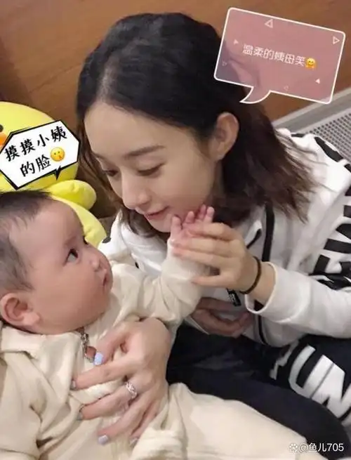 赵丽颖街边哄儿子被拍