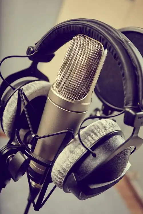 在黑色背景下的复古麦克风