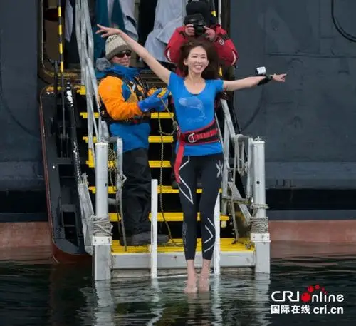 "花样姐姐"林志玲南极挑战冰泳 绝对零度无惧极冻