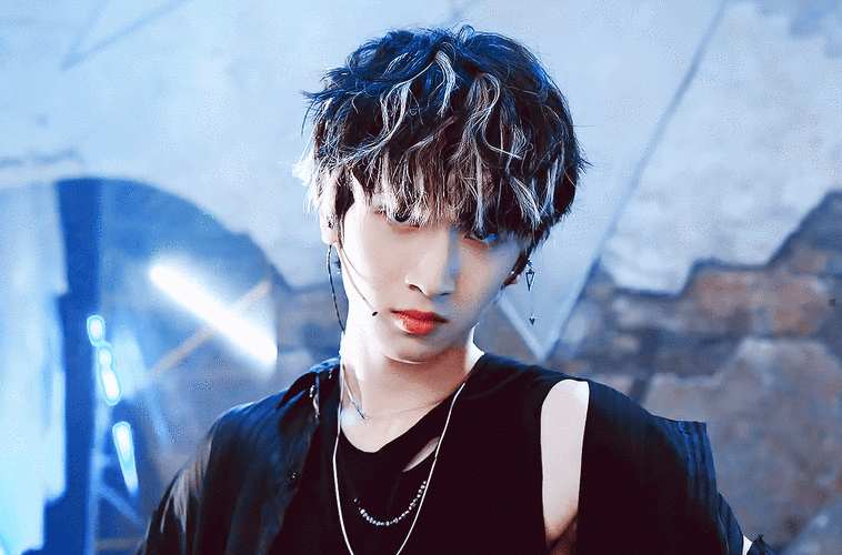 严浩翔真真是时尚的弄潮儿造型总是走在最前沿