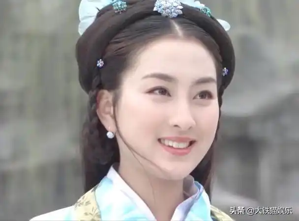 马苏学舞蹈出身,半路转行起点很高,2002年出道演的第一部作品《大唐歌