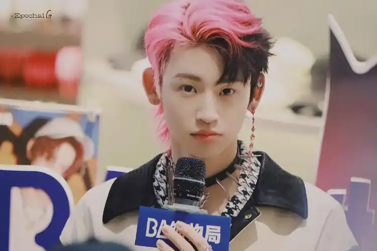 小鬼王琳凯今日品牌活动饭拍 粉黑头发酷帅个性……_高清图集_新浪网