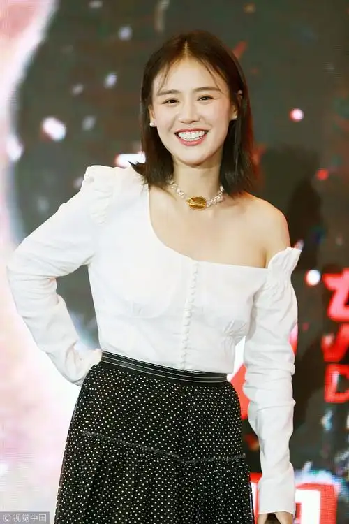 马思纯穿白衣小露香肩 咧嘴大笑