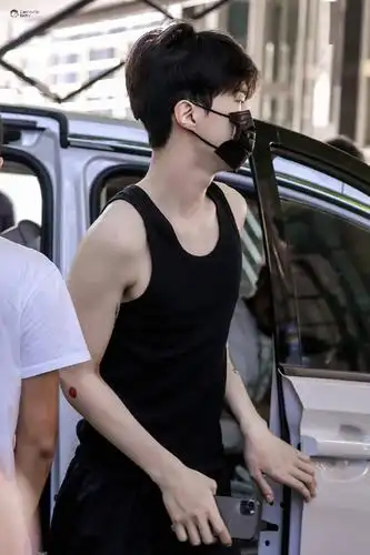 范丞丞穿黑背心身材嘶哈嘶哈今天也是感谢男菩萨造福人类的一天