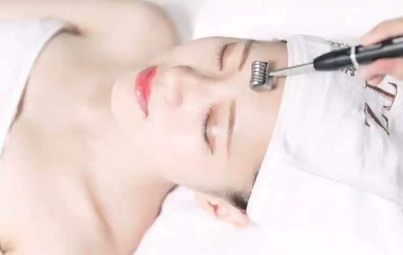 美容师用美容仪给护肤图片