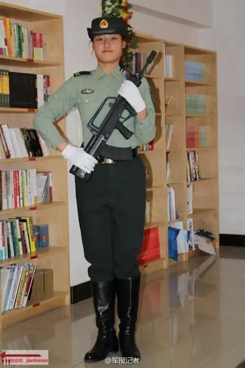 英姿绽放:阅兵仪仗队秀丽女兵上军校