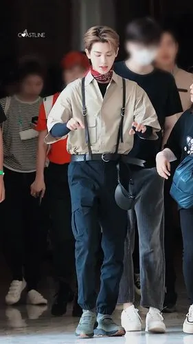 黄明昊极挑宝藏行路透,今天是工装小贾!