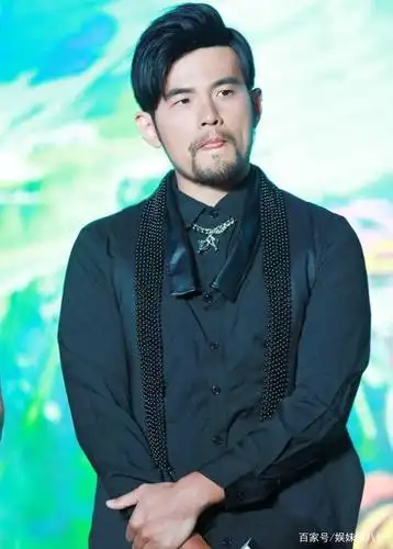 周杰伦刮完胡子晒自拍,中年大叔变回小鲜肉,嘚瑟:大家还满意吗