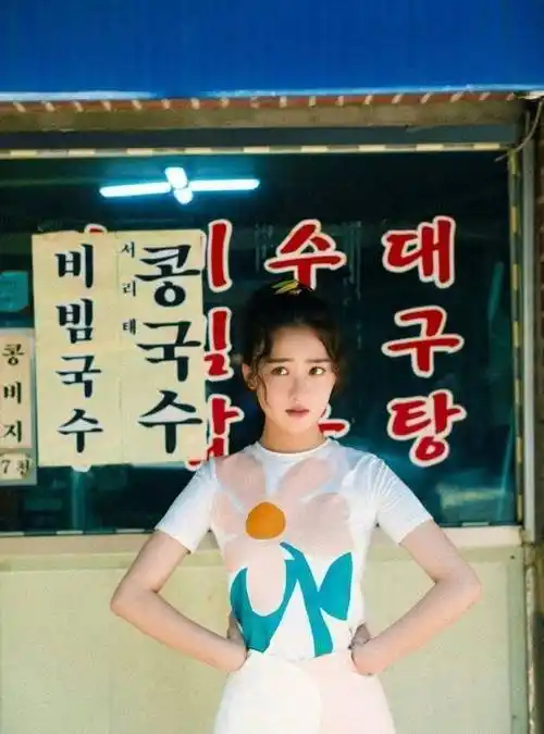 邓恩熙身穿白色印花t恤搭配哪吒头造型俏皮又可爱