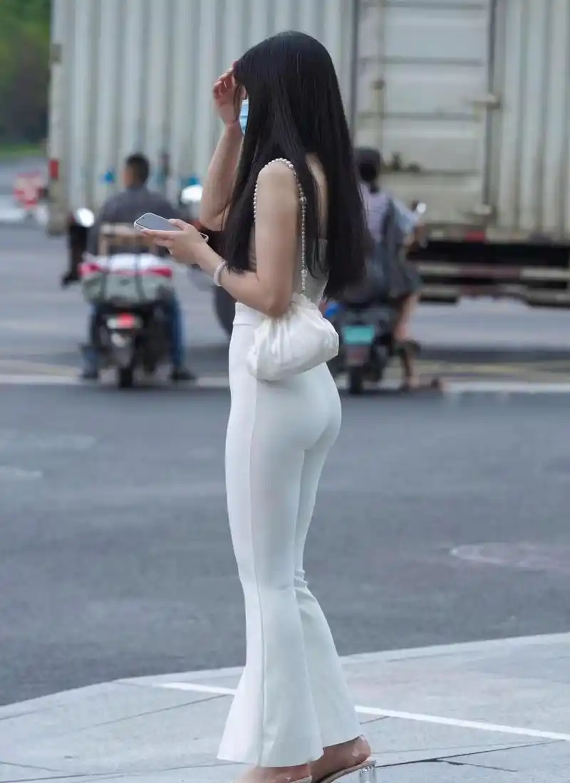 时尚百搭的白色紧身裤,穿美女身上真好看