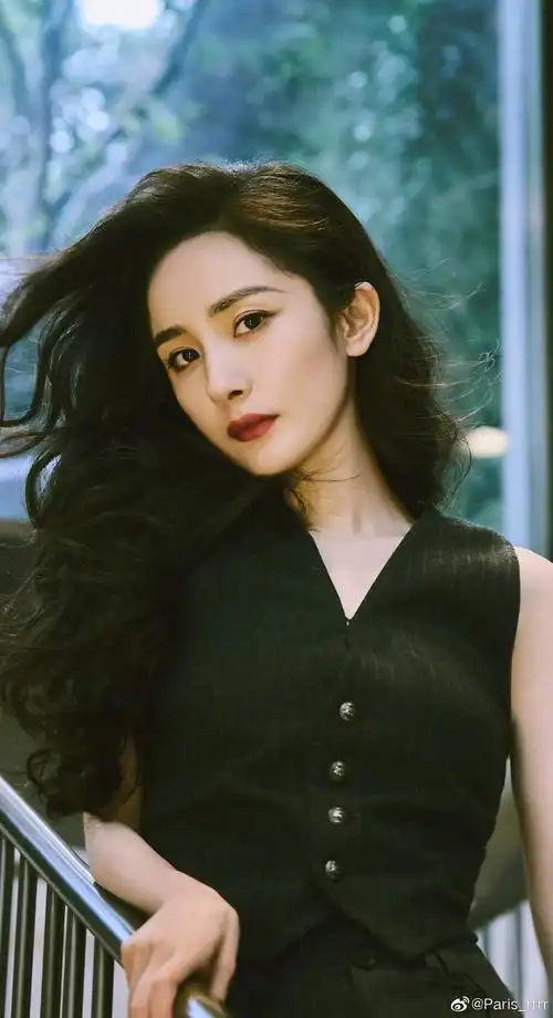 杨幂把礼服缝上了