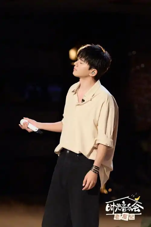 【#时光音乐会#第十期剧照】@张杰唱《岁月神偷》,感冒了也稳定发挥