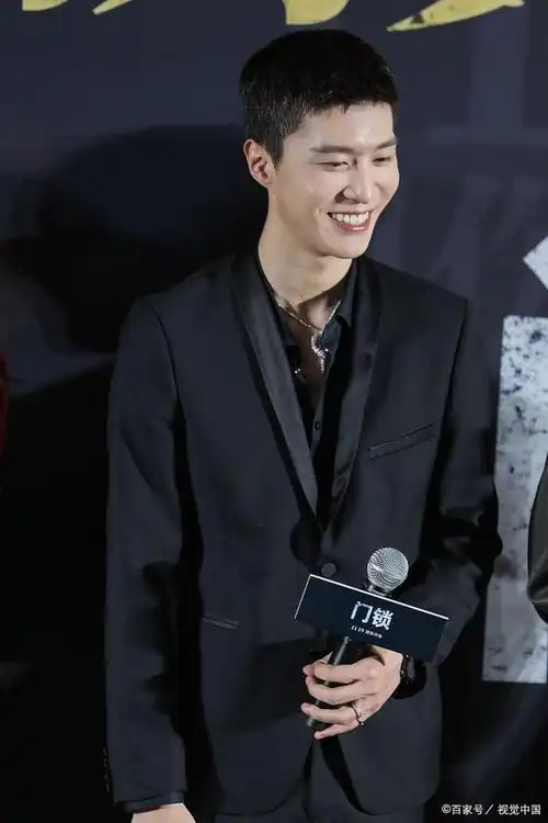 范涛70岁越活越年轻,儿子范丞丞新电影站台,展现家庭的无限魅力