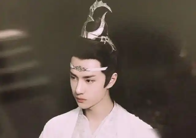 王一博古装新剧照曝光一袭白衣再现蓝忘机的清冷风骨