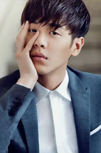 张若昀 1988年8月24日 身高:181cm 体重:70kg 星座