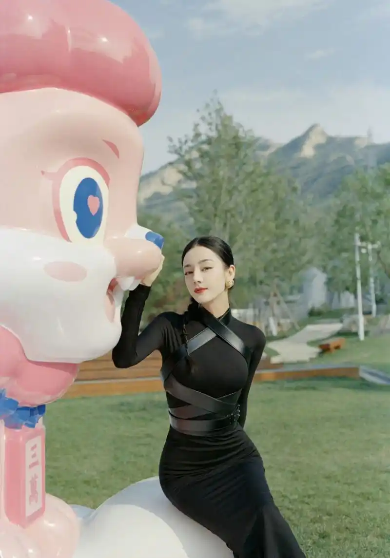 迪丽热巴与三万水狮会面啦!