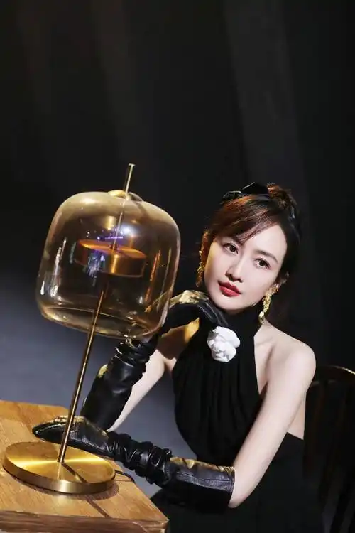 40岁王鸥太美了,穿黑色挂脖长裙梳精致盘发,复古优雅女神范!