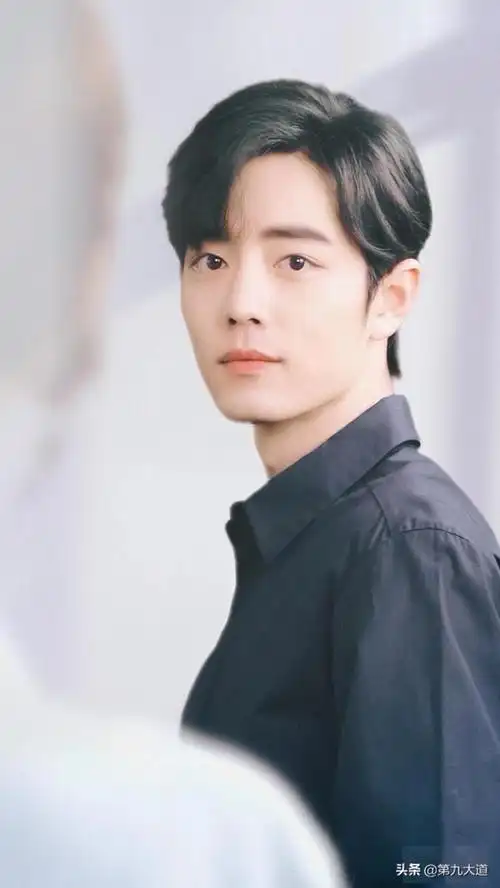 肖战白衬衫阳台回眸一笑肖战回眸一笑满是温柔