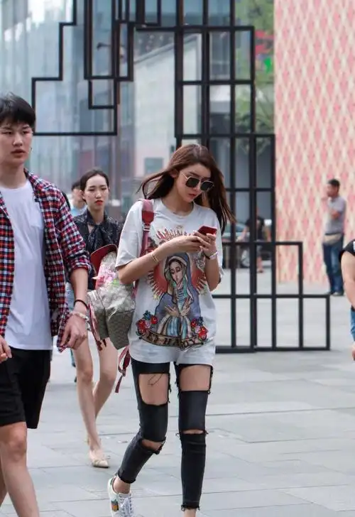 路人街拍,小姐姐长相清纯,笑容亲切,身材苗条