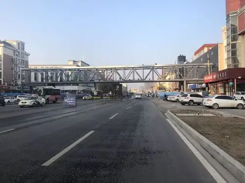 新都心至八完小天桥搭起,关爱孩子上学路!