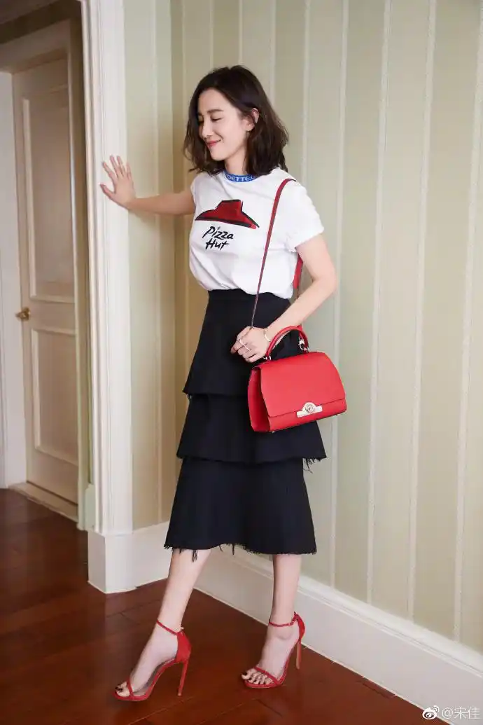 她穿着白色的短袖t恤,黑色的裙子,红色的高跟鞋,再搭配上她最喜欢的