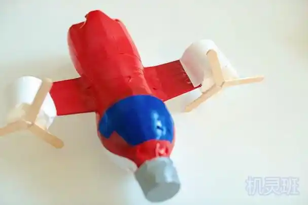 儿童废品做手工:矿泉水瓶废物利用手工制作飞机(步骤图解)7