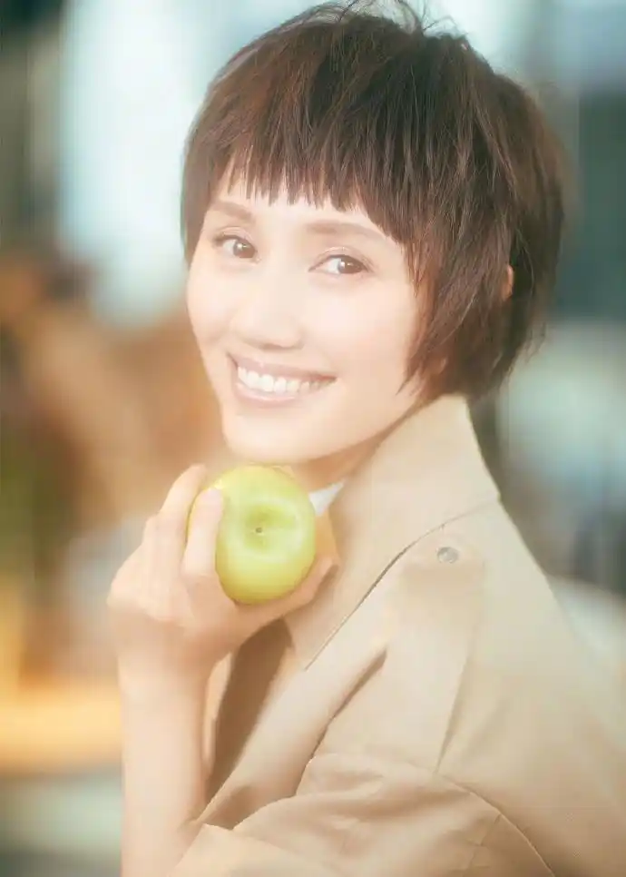 袁泉优雅知性梦幻光影写真图片