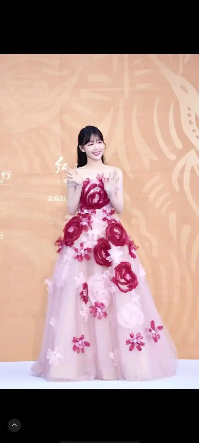 现场图到90 演员@徐梦洁 身着红色纱织碎钻花朵长裙,作为# - 抖音